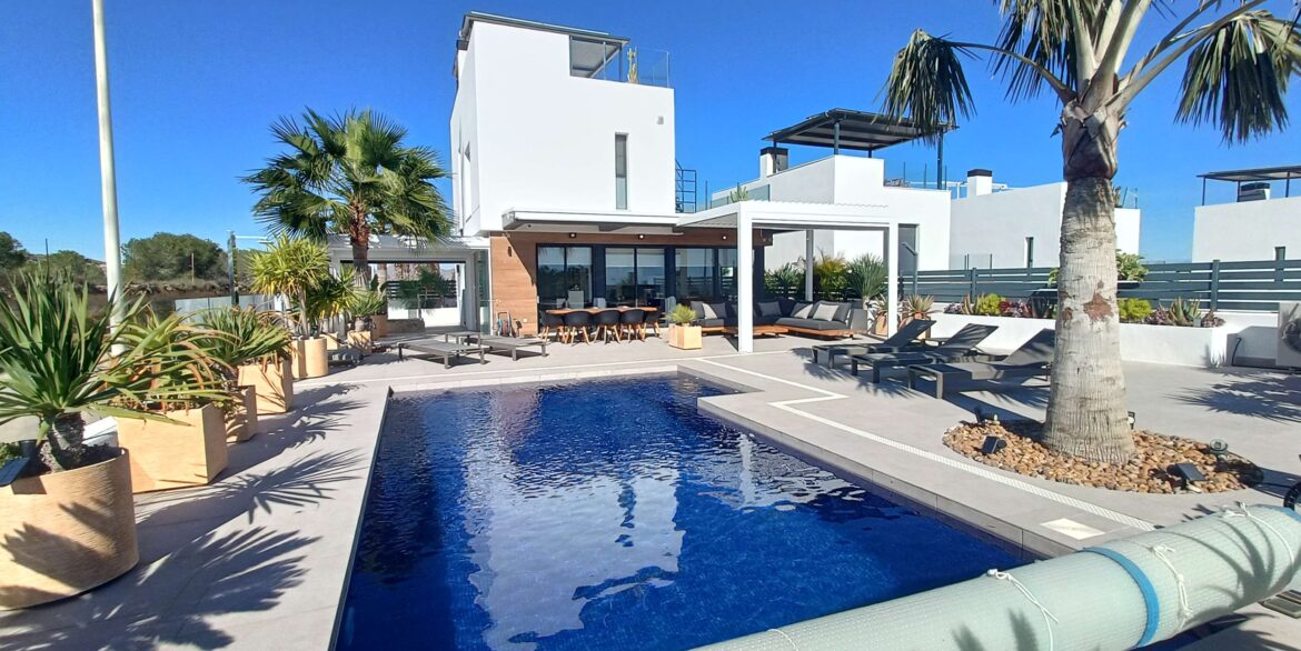12852_stunning_detached_villa_with_heated_pool_and_large_underbuild_190226155306_5