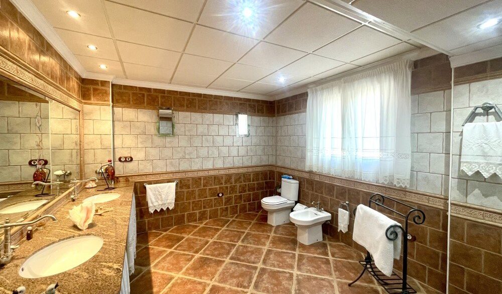 Main-Bathroom-CSH7
