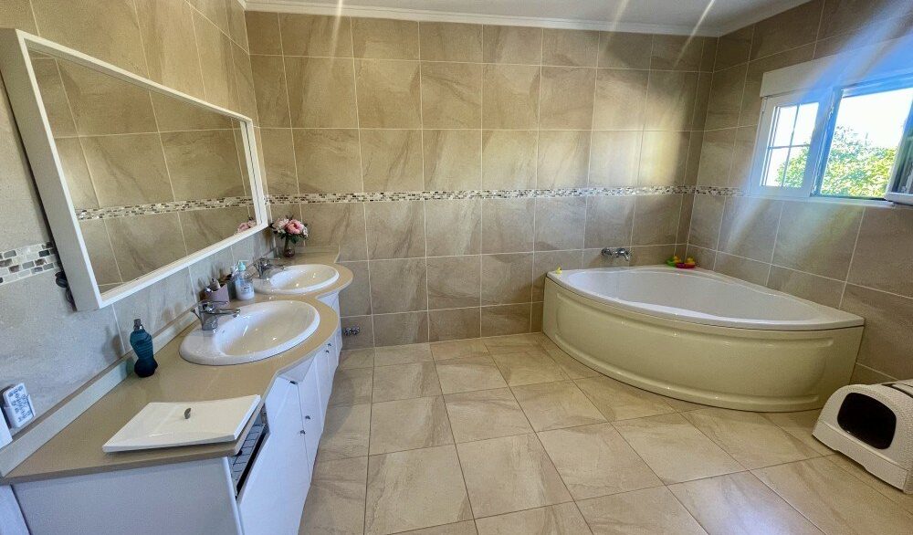 Main-bathroom-CSH146.jpeg