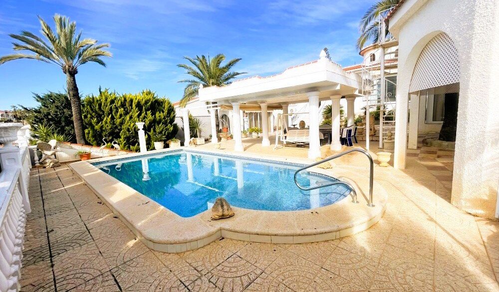 Private-pool-CSH136