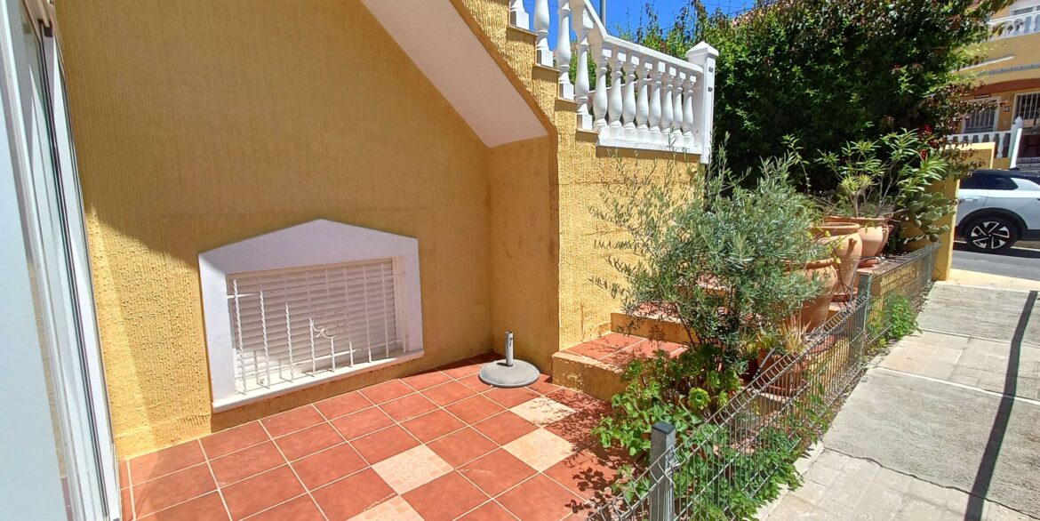 13641_beautiful_quad_with_underbuild__solarium_and_walking_distance_to_amenities_260526172140_18