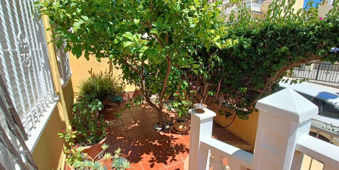 13641_beautiful_quad_with_underbuild__solarium_and_walking_distance_to_amenities_260526172141_20