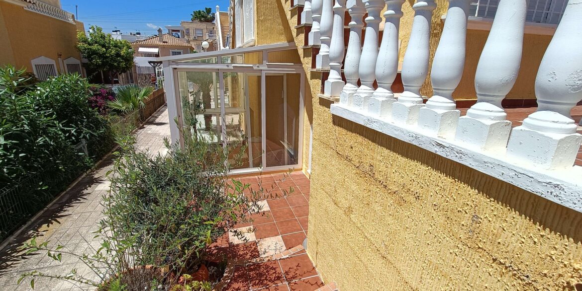 13641_beautiful_quad_with_underbuild__solarium_and_walking_distance_to_amenities_260526172142_17