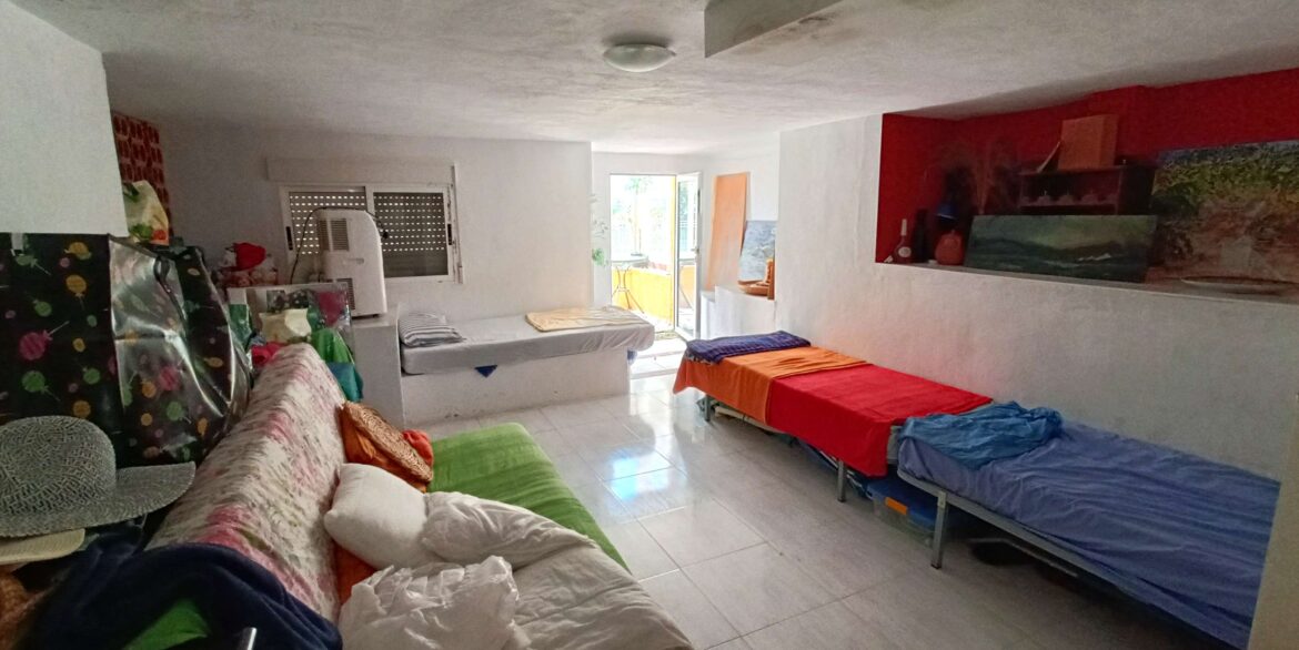 13641_beautiful_quad_with_underbuild__solarium_and_walking_distance_to_amenities_260526172223_24