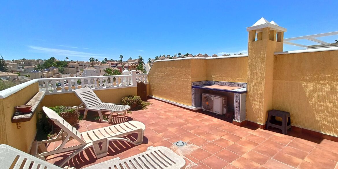 13641_beautiful_quad_with_underbuild__solarium_and_walking_distance_to_amenities_260526172303_29