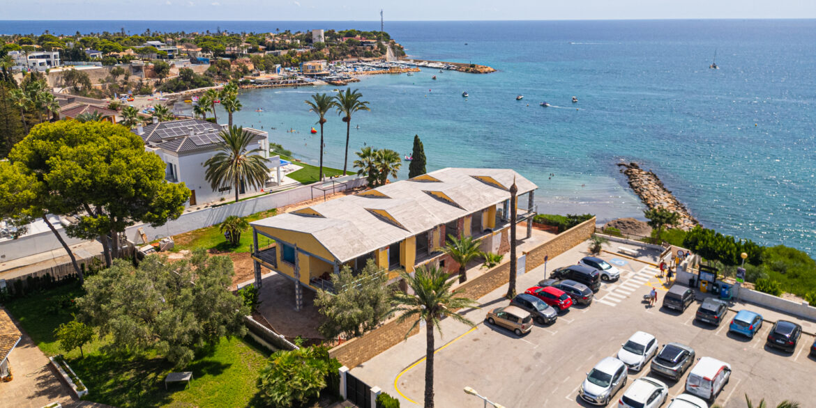 6a50d6ba1e9ab_Large-villa-7