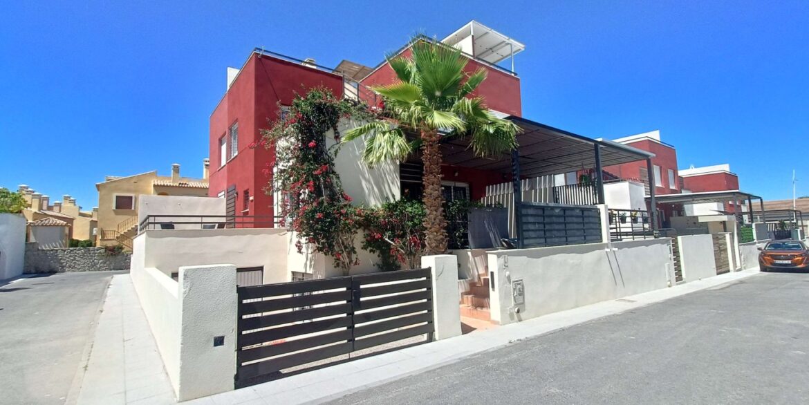 13687_beautiful_quad_villa_with_large_solarium__underbuild_and_garage_280526165308_6