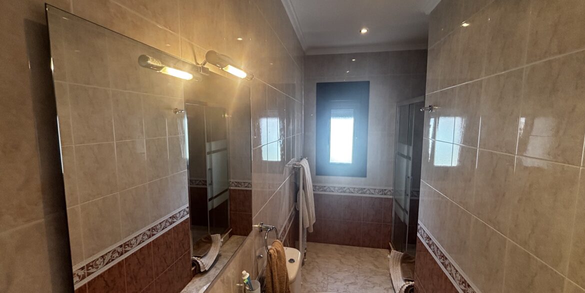 bc404-fam_bathroombc404-