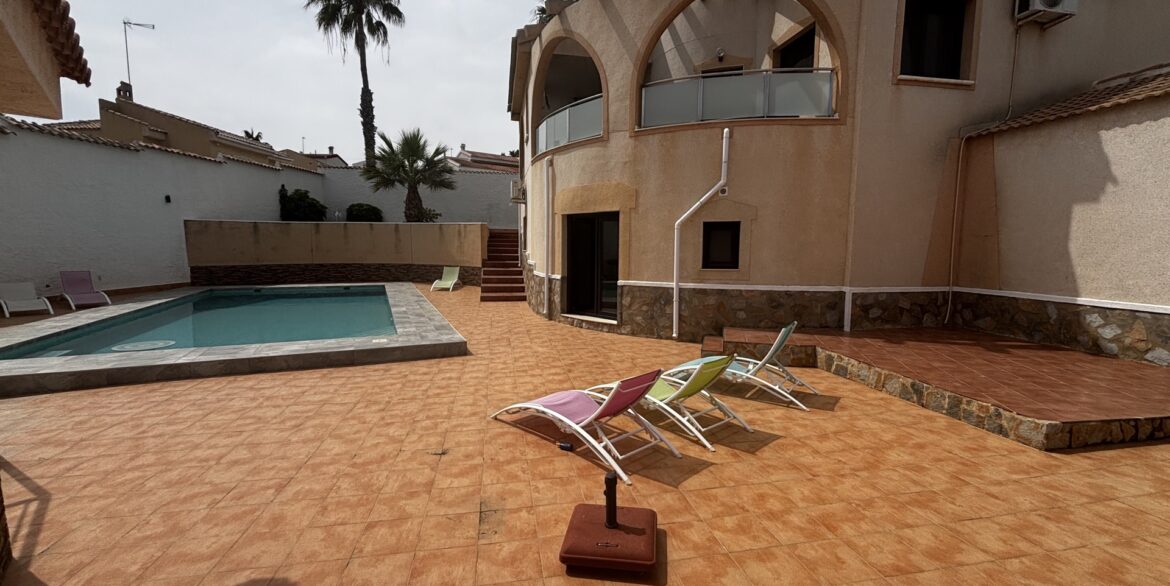 bc404-pool_and_house.bc404-