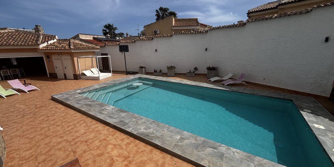 bc404-pool_areabc404-