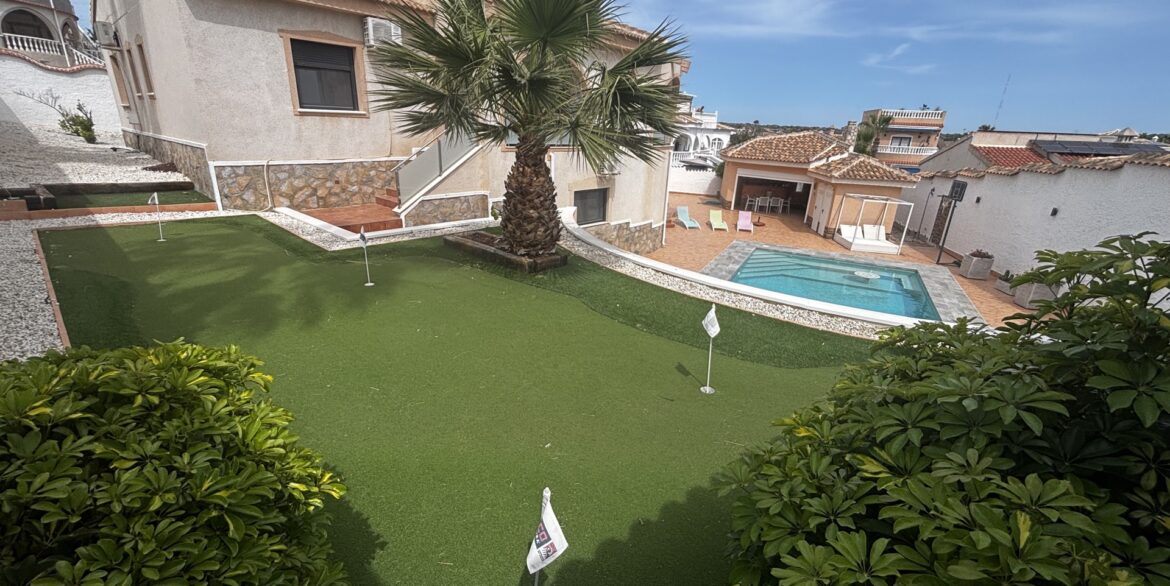 bc404-putting_green_and_poolbc404-