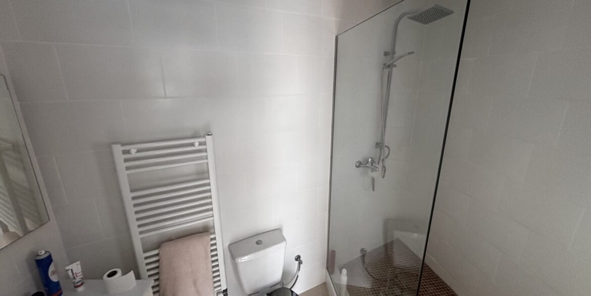 bc404-under_showerbc404-