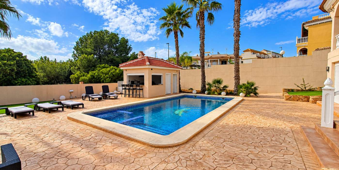 14760_impressive_6_bedroom_villa_with_private_pool_and_bar_221026105309_4