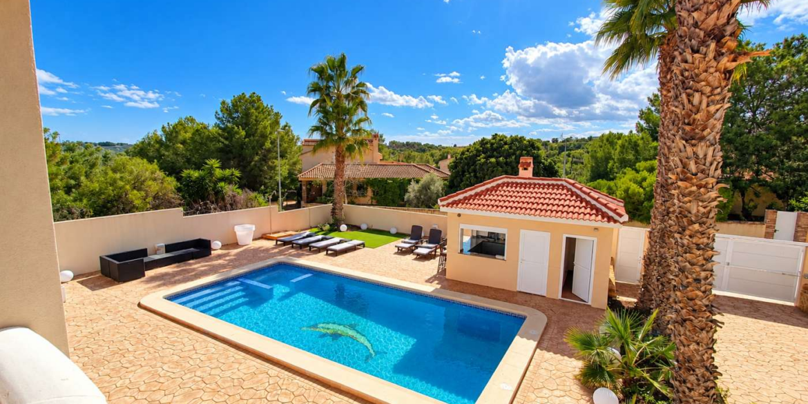 14760_impressive_6_bedroom_villa_with_private_pool_and_bar_221026105309_5