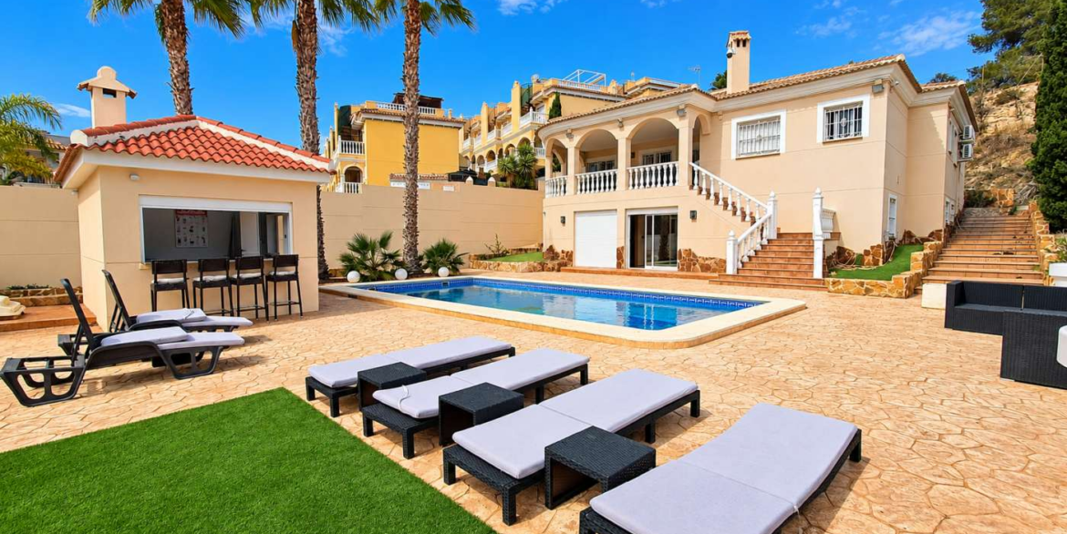 14760_impressive_6_bedroom_villa_with_private_pool_and_bar_221026105310_3