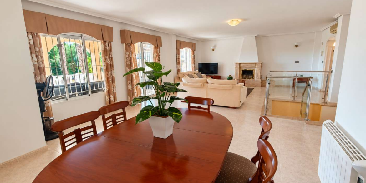 14760_impressive_6_bedroom_villa_with_private_pool_and_bar_221026105357_11