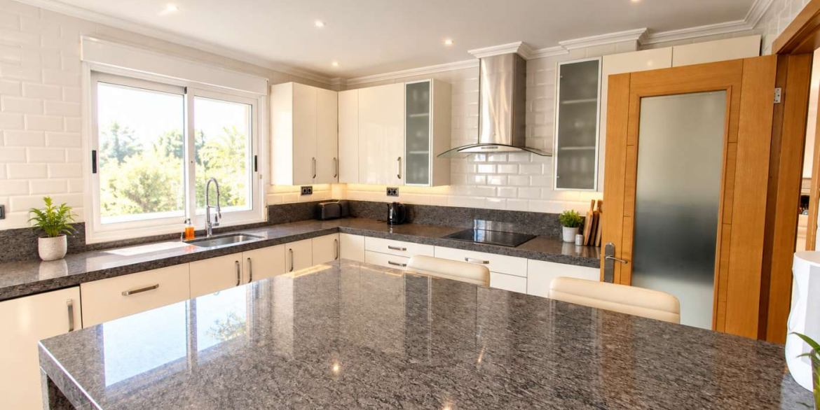 14760_impressive_6_bedroom_villa_with_private_pool_and_bar_221026105450_15