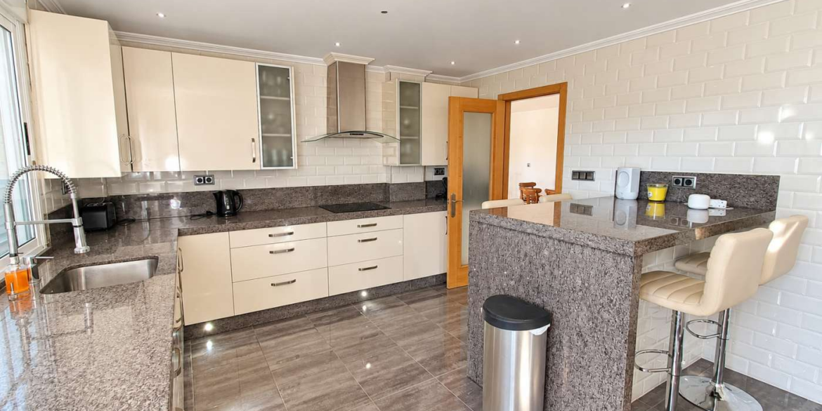 14760_impressive_6_bedroom_villa_with_private_pool_and_bar_221026105451_14