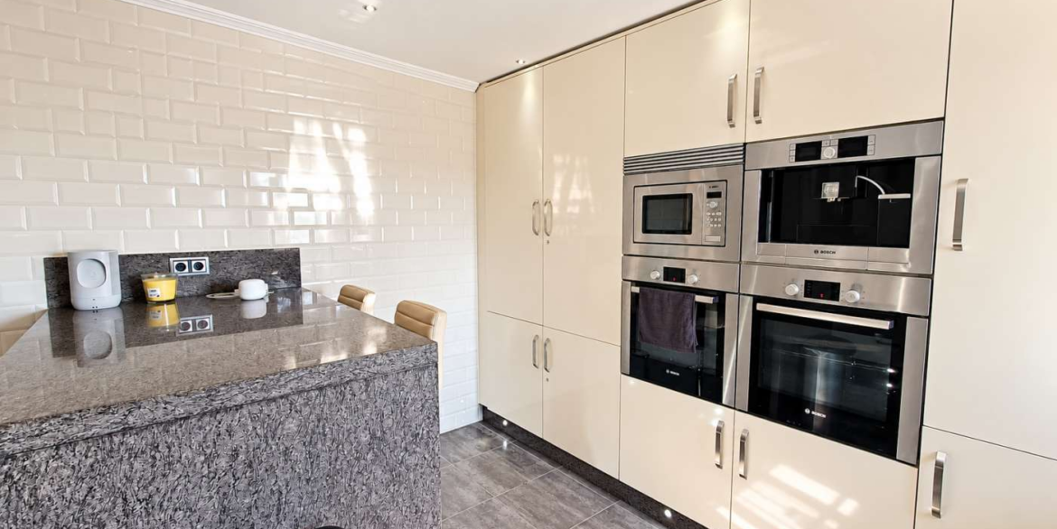 14760_impressive_6_bedroom_villa_with_private_pool_and_bar_221026105608_18