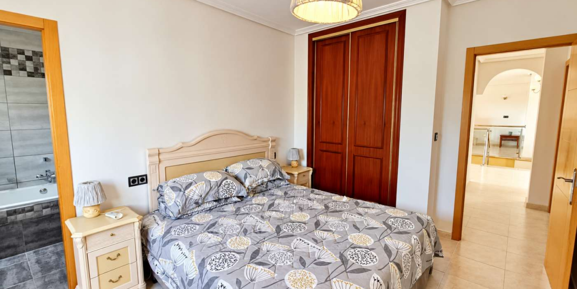 14760_impressive_6_bedroom_villa_with_private_pool_and_bar_221026110826_29