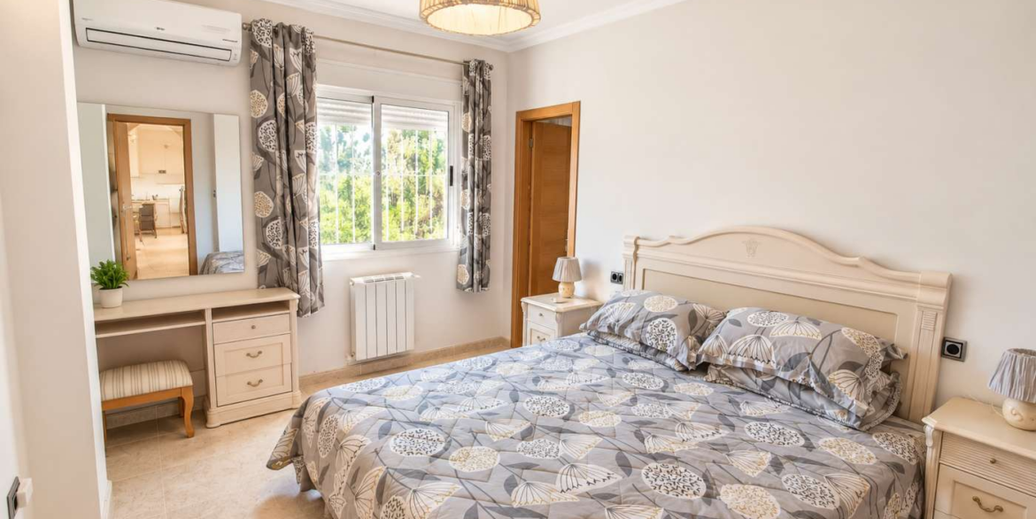 14760_impressive_6_bedroom_villa_with_private_pool_and_bar_221026110827_28