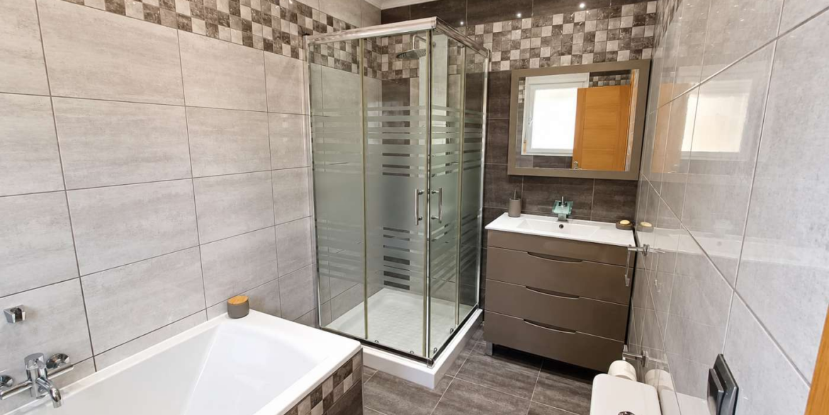 14760_impressive_6_bedroom_villa_with_private_pool_and_bar_221026110959_32