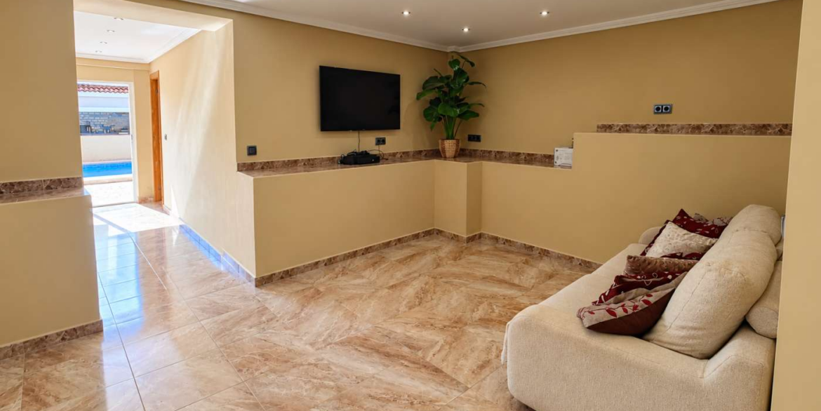 14760_impressive_6_bedroom_villa_with_private_pool_and_bar_221026110959_35