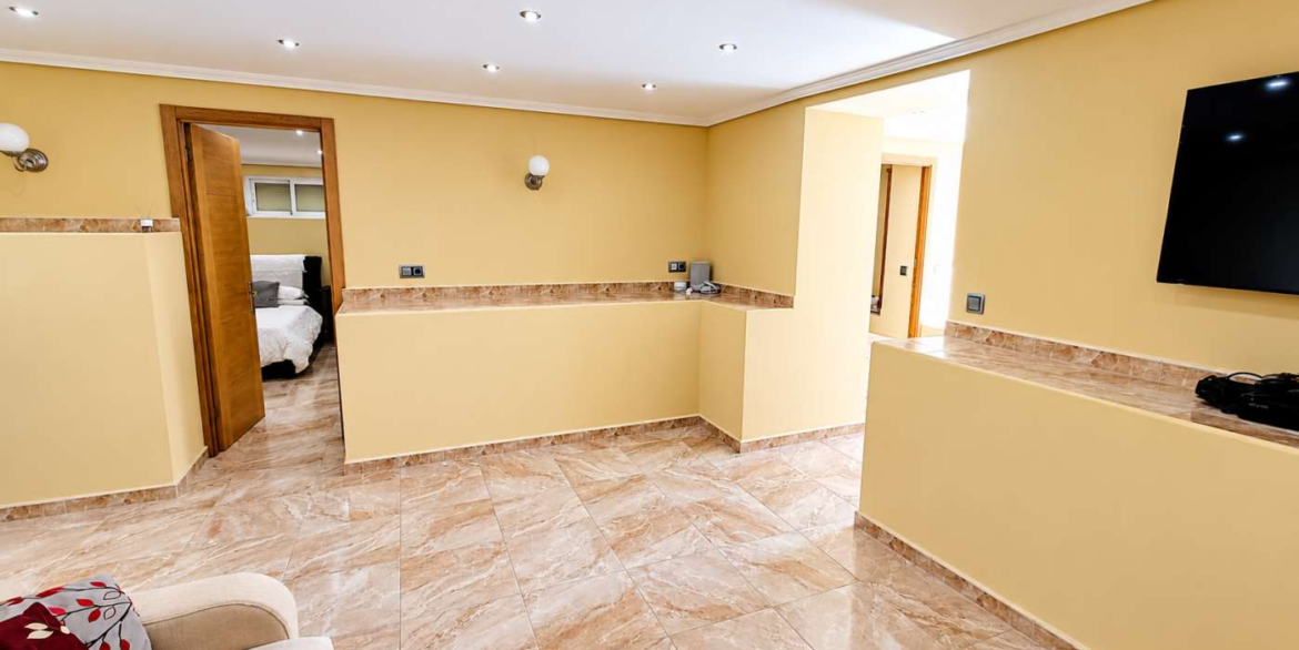 14760_impressive_6_bedroom_villa_with_private_pool_and_bar_221026110959_36