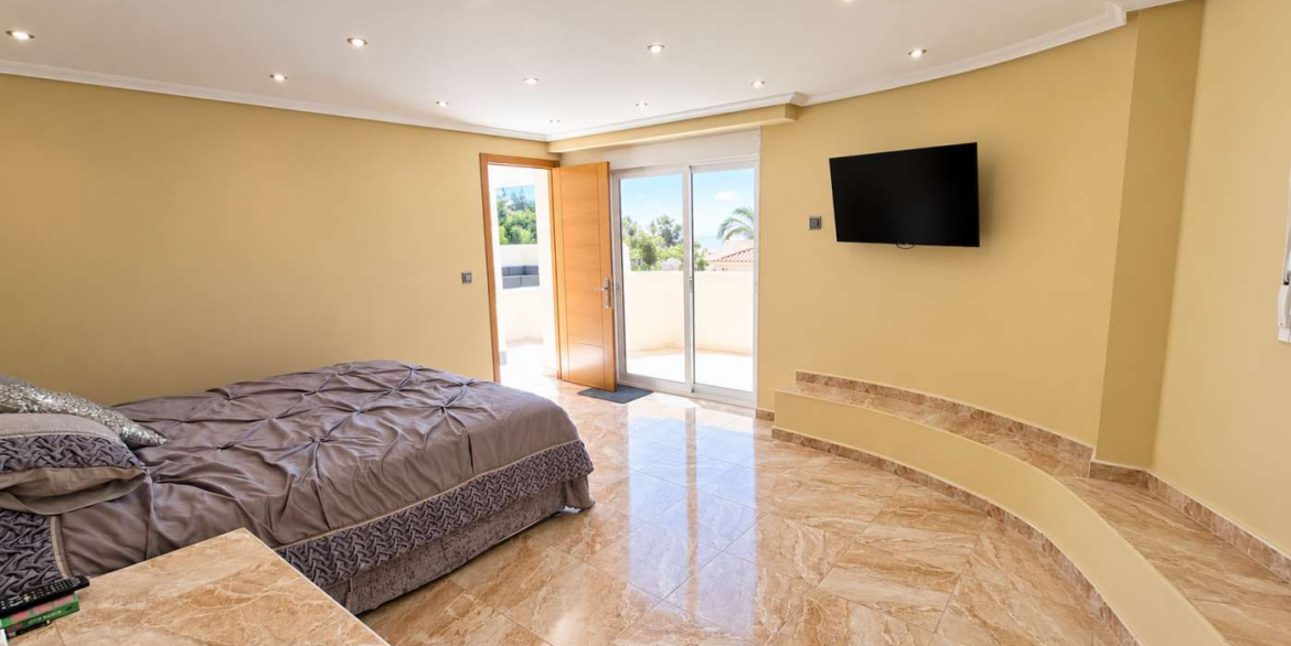 14760_impressive_6_bedroom_villa_with_private_pool_and_bar_221026111142_37