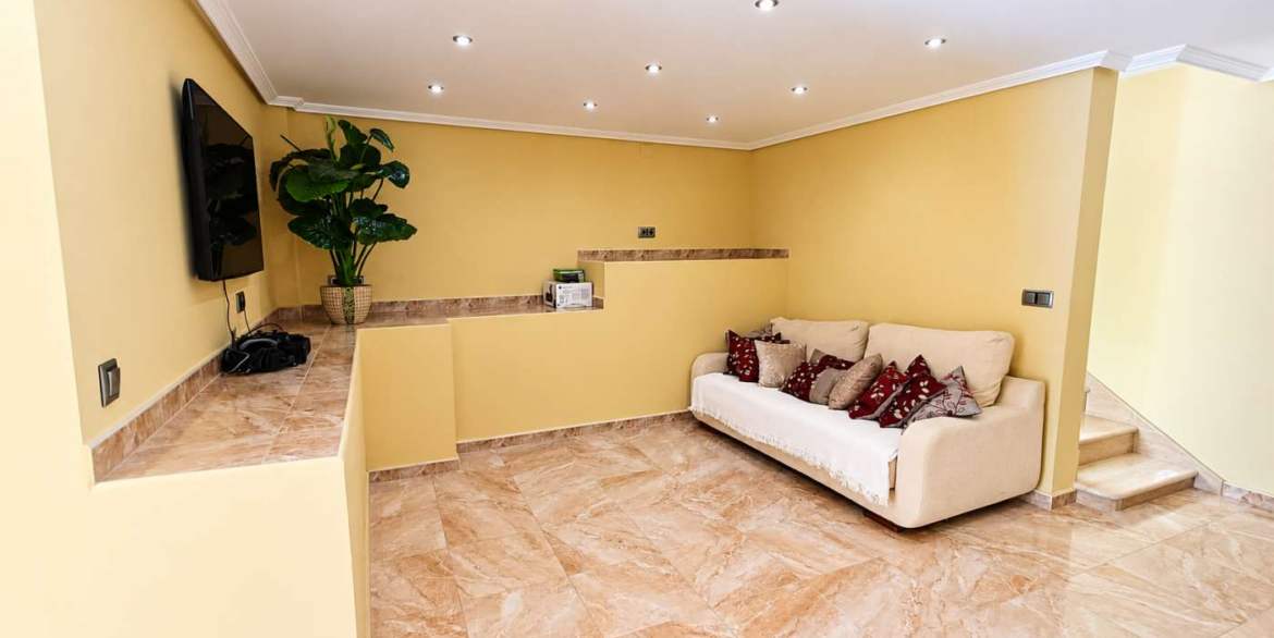 14760_impressive_6_bedroom_villa_with_private_pool_and_bar_221026111142_39