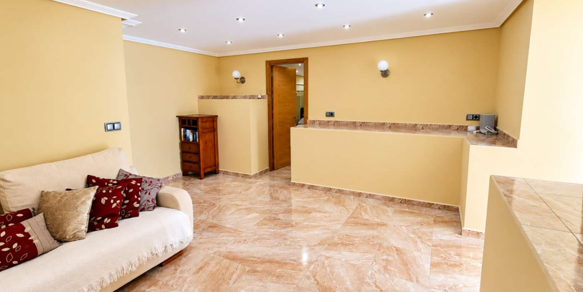 14760_impressive_6_bedroom_villa_with_private_pool_and_bar_221026111142_40