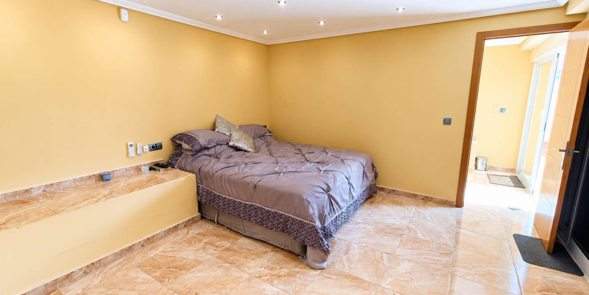 14760_impressive_6_bedroom_villa_with_private_pool_and_bar_221026111142_42