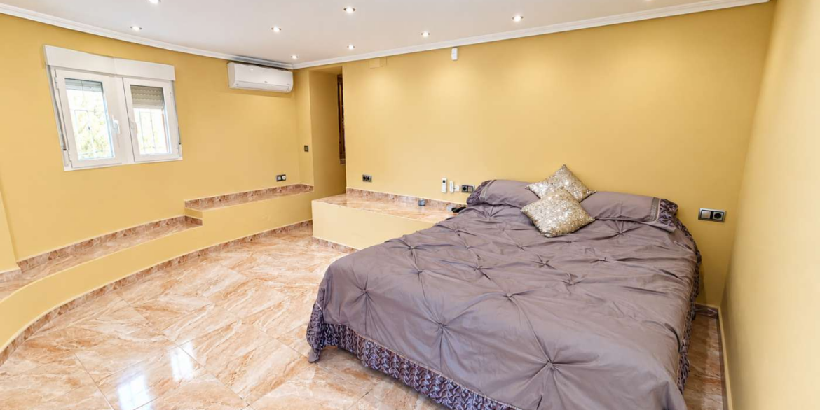 14760_impressive_6_bedroom_villa_with_private_pool_and_bar_221026111143_41