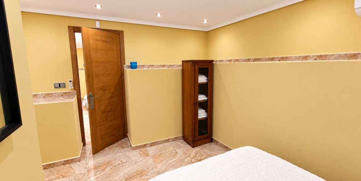 14760_impressive_6_bedroom_villa_with_private_pool_and_bar_221026111336_49