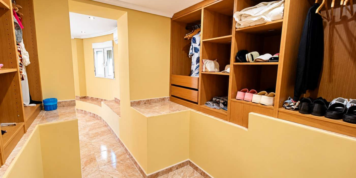 14760_impressive_6_bedroom_villa_with_private_pool_and_bar_221026111337_43
