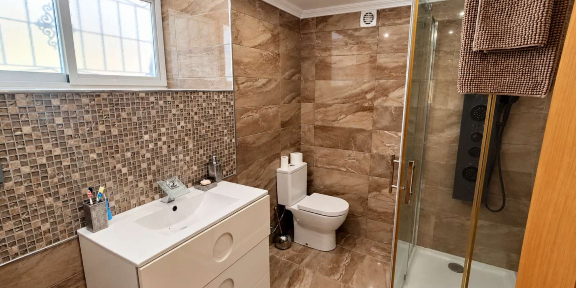 14760_impressive_6_bedroom_villa_with_private_pool_and_bar_221026111337_45