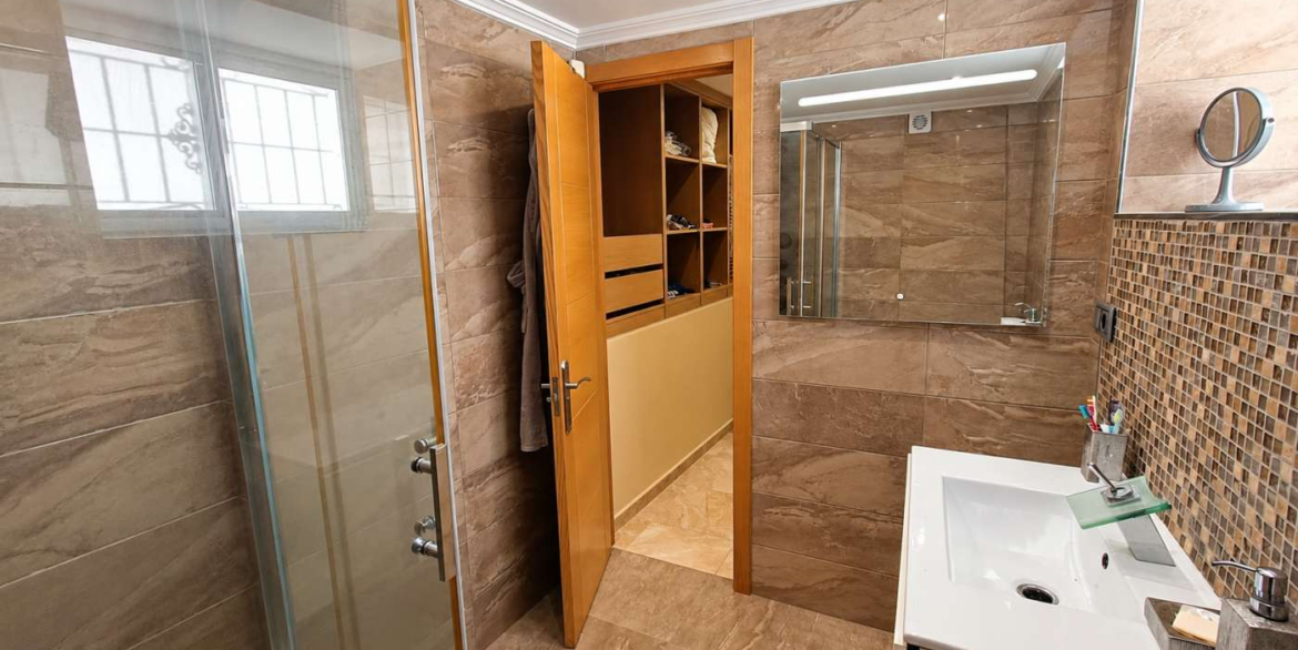 14760_impressive_6_bedroom_villa_with_private_pool_and_bar_221026111337_46