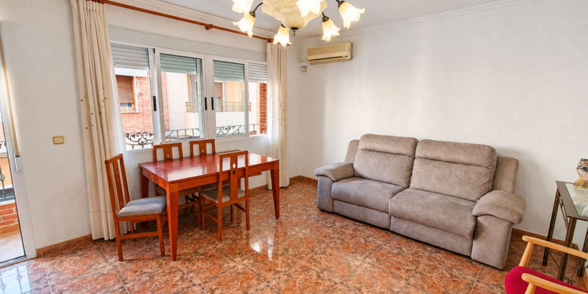 14801_410790_281026133133_salon_acogedor_con_comedor_y_cocina_visible