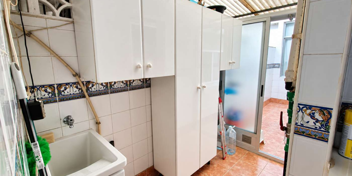14801_410790_281026133209_cocina_galera_moderna_con_electrodomesticos_inoxidable