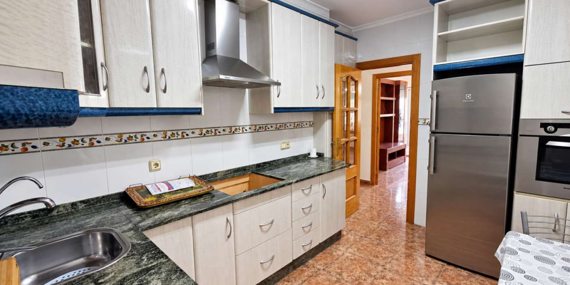 14801_410790_281026133209_lavadero_luminoso_con_escalera_y_azulejos_estampados
