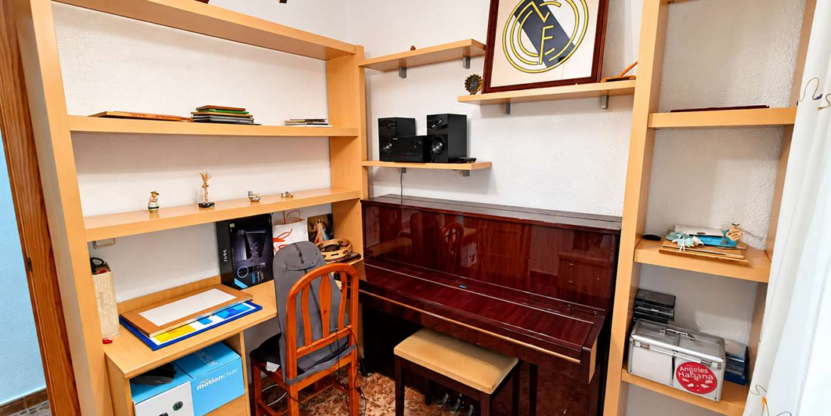 14801_410790_281026133300_rincon_musical_con_piano_y_estanterias