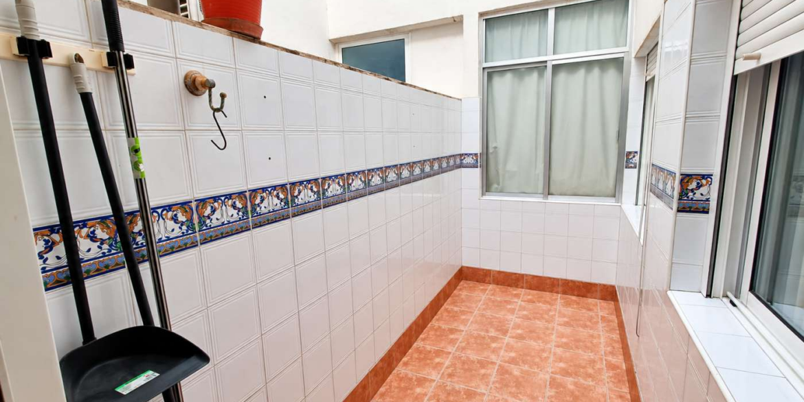 14801_410790_281026133301_patio_de_servicio_con_azulejos_decorativos