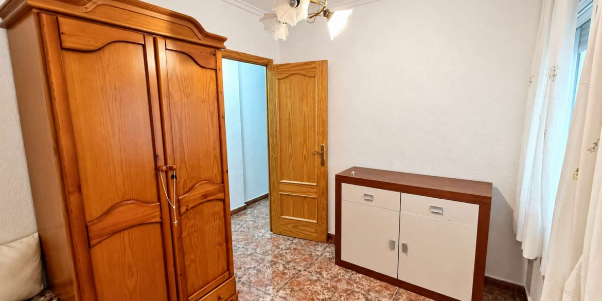 14801_410790_281026133330_habitacion_acogedora_de_madera_y_luz_calida