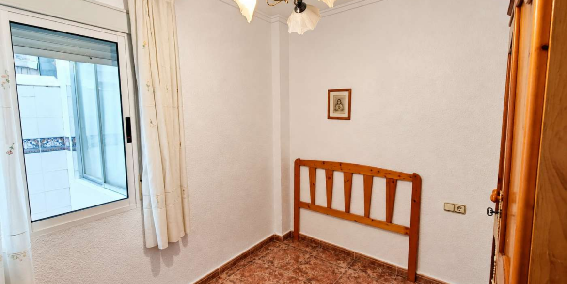 14801_410790_281026133331_dormitorio_acogedor_con_armario_de_madera