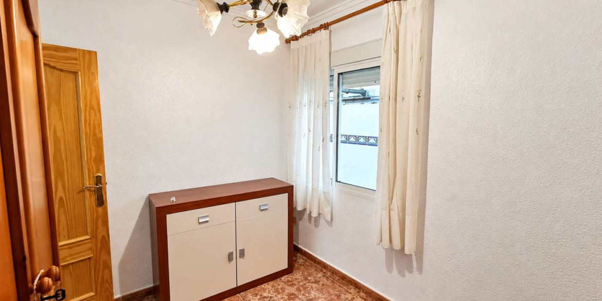 14801_410790_281026133331_interior_luminoso_con_cortinas_y_lampara_calida