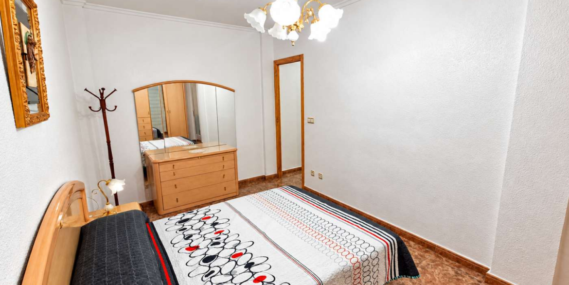 14801_410790_281026133415_dormitorio_acogedor_con_muebles_de_madera