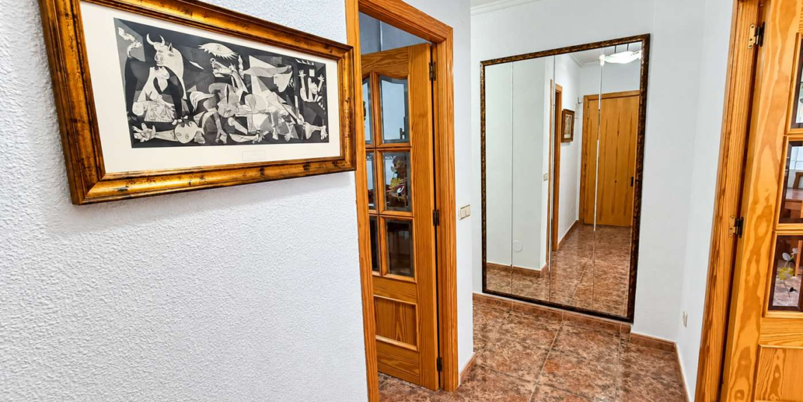 14801_410790_281026133517_entrada_residencial_con_escalera_y_planta
