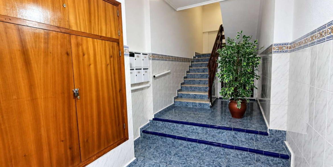 14801_410790_281026133517_recibidor_elegante_con_espejo_y_puertas_de_madera