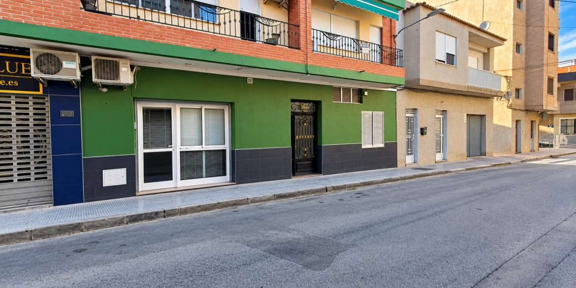 14801_410790_281026133518_fachadas_urbanas_sin_coches_en_dia_soleado
